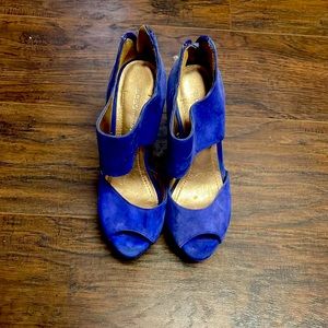 👠 Gorgeous Blue Suede BCBG Heel